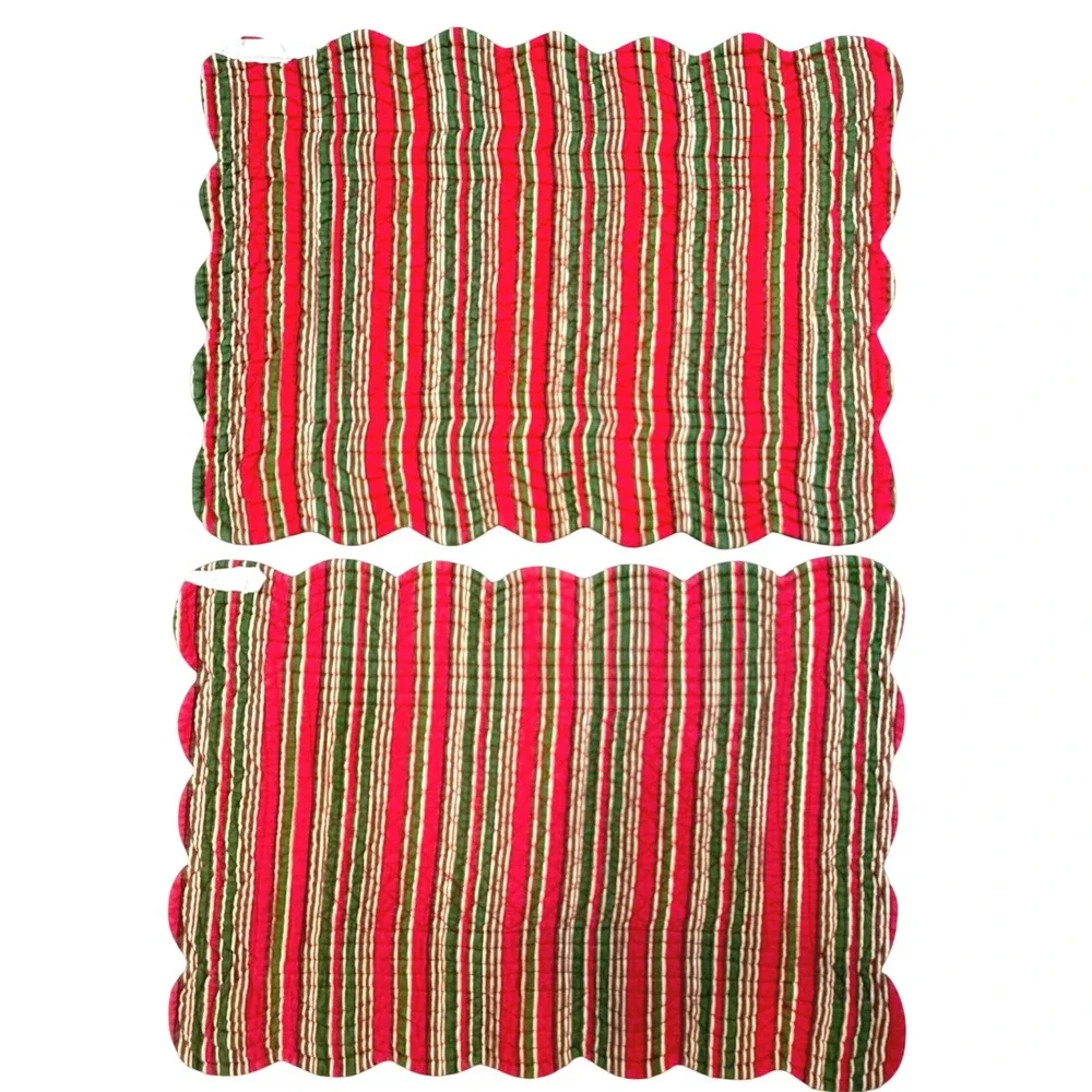 Quilted Reversible Christmas Holly Berry Placemats Set of 2 Scalloped Red Green